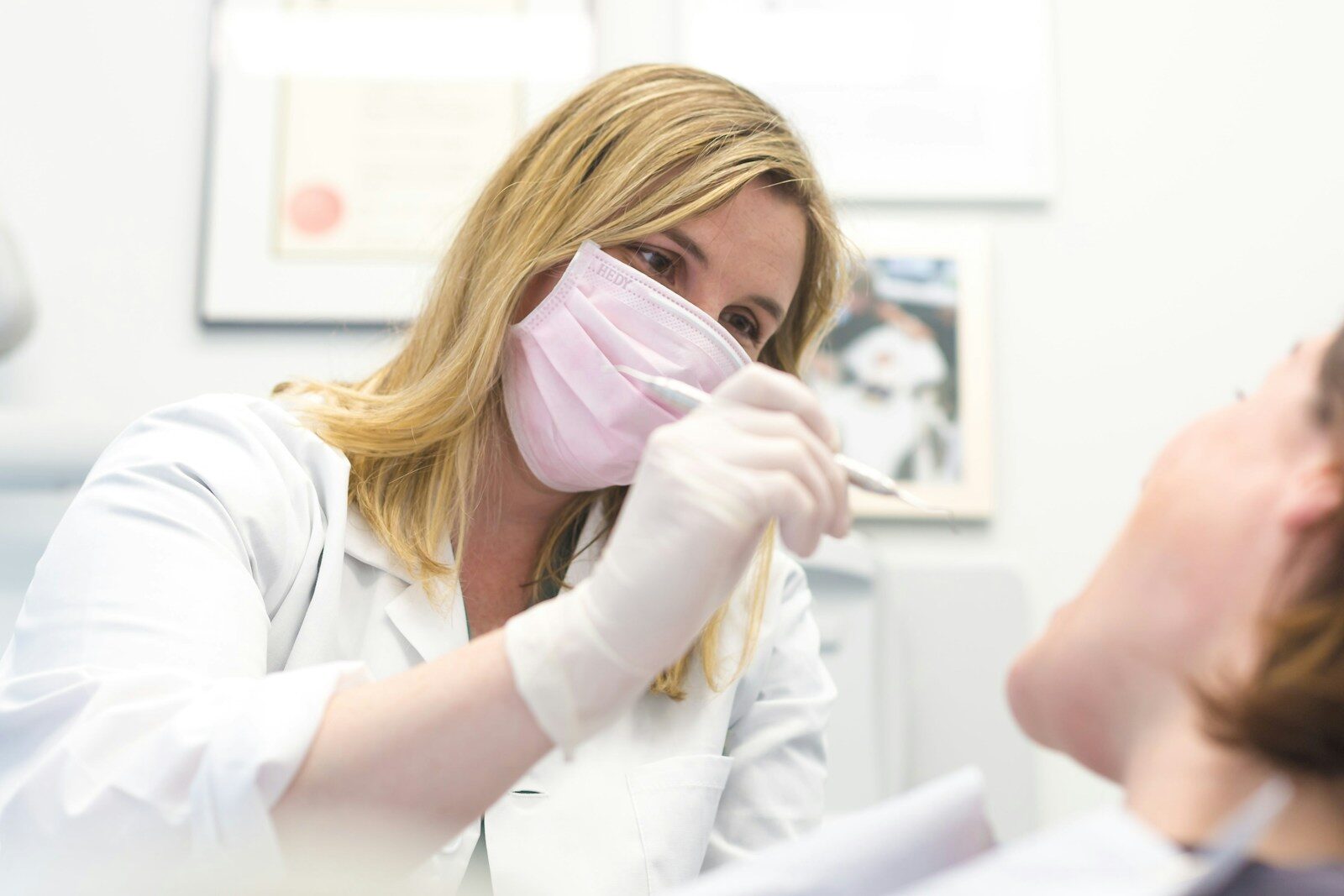 Séance d'hygiène dentaire et détartrage au cabinet Opale Dental à Neuchâtel